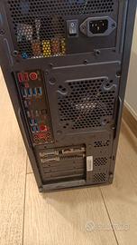 pc fisso gaming  e schermo 