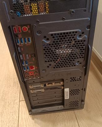 pc fisso gaming  e schermo 