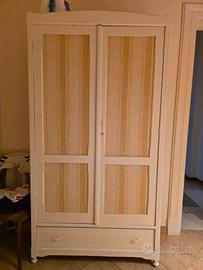 Armadio in legno laccato bianco, decorato