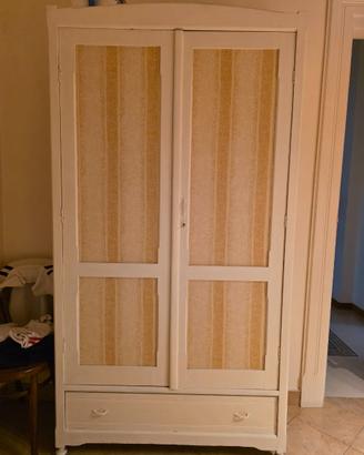 Armadio in legno laccato bianco, decorato