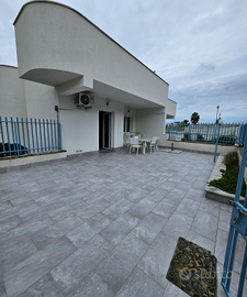Fronte mare con terrazza e posto auto