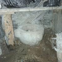 Antico mortaio in pietra bianca