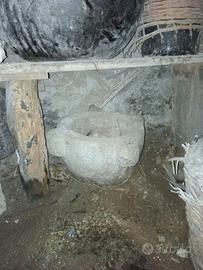 Antico mortaio in pietra bianca