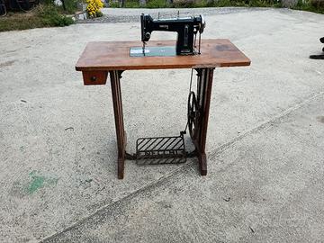 Macchina da cucire e tavolo Singer.