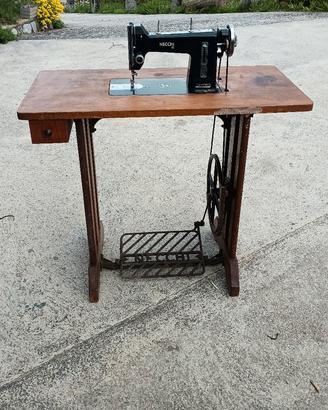 Macchina da cucire e tavolo Singer.