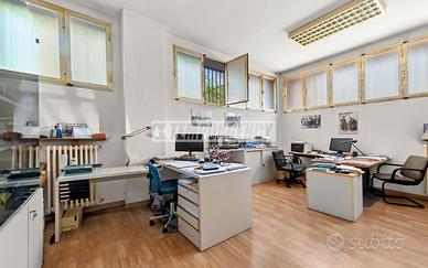 Ampio ufficio luminoso con posto auto