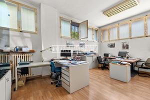 Ampio ufficio luminoso con posto auto