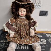 Bambola in porcellana vintage
