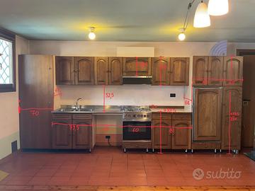Cucina con elettrodomestici