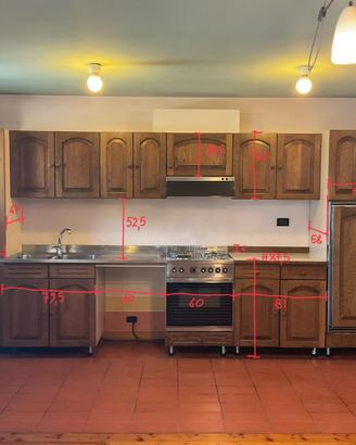 Cucina con elettrodomestici