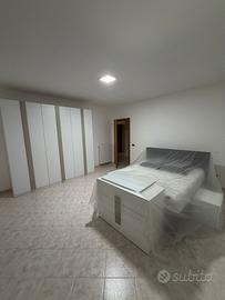 Camera da letto completa moderna