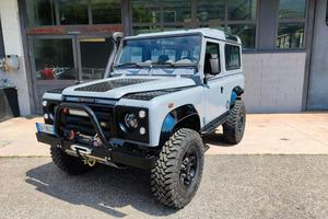LAND ROVER Defender 3.9 182 CV DEVOURER OF LAND