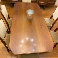 Tavolo in legno e sedie