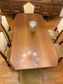 Tavolo in legno e sedie