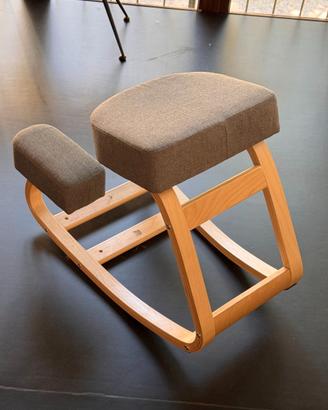 Sedia ergonomica con inginocchiatoio a dondolo