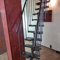 Scala dritta salvaspazio in legno e metallo