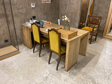 Tavolo di design in rovere massello.