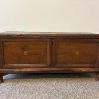 Antica cassapanca in legno noce intarsiato