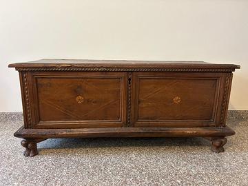 Antica cassapanca in legno noce intarsiato