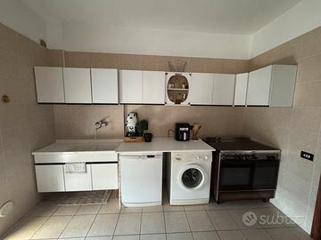 Cucina bianca con forno e piano cottura