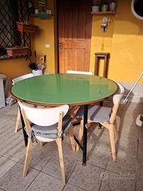 Tavolo con sedie