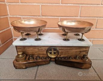 Bilancia storica a piatti da tavolo.