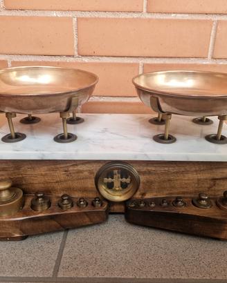 Bilancia storica a piatti da tavolo.