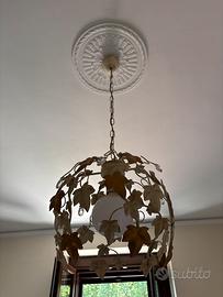 Lampadario con foglie bianche e oro