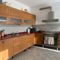 Cucina compresa di elettrodomestici