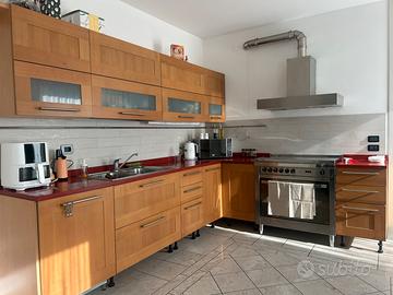 Cucina compresa di elettrodomestici