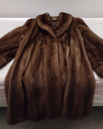 Pelliccia in visone color marrone.
