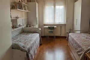 Beinasco ampio trilocale arredato con giardinetto