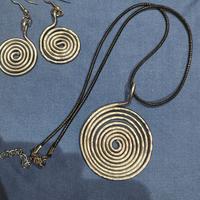 collana e orecchini in alluminio realizzati a mano