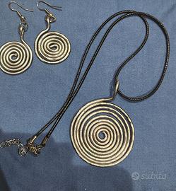 collana e orecchini in alluminio realizzati a mano