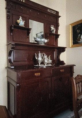 Credenza antica con alzata e specchio
