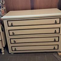 Comò di legno in stile veneziano