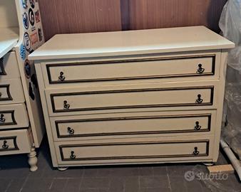 Comò di legno in stile veneziano