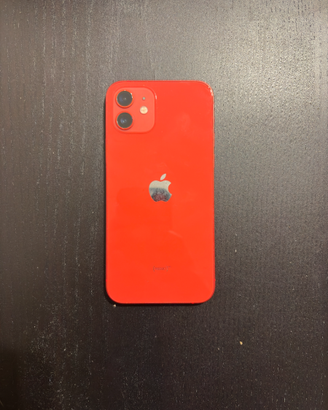 iphone 12 rosso con cover e auricolari apple