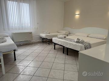 Camera quadrupla a 50 m dalla spiaggia sabbiosa