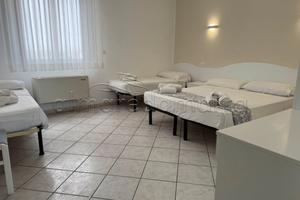 Camera quadrupla a 50 m dalla spiaggia sabbiosa