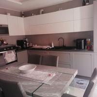 cucina lube con tavilo e sedie