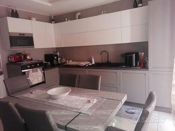 cucina lube con tavilo e sedie