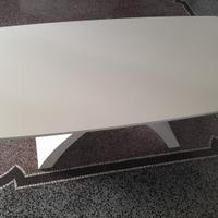 Tavolo bianco da sala