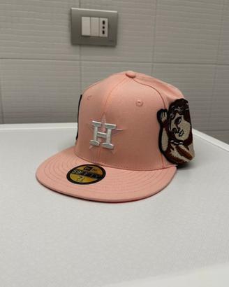 Cappello New Era X Jon Stan ricamato rosa