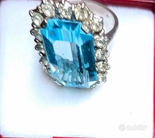 Anello con topazio e brillanti