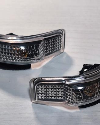 indicatori di direzione sotto specchietto Toyota