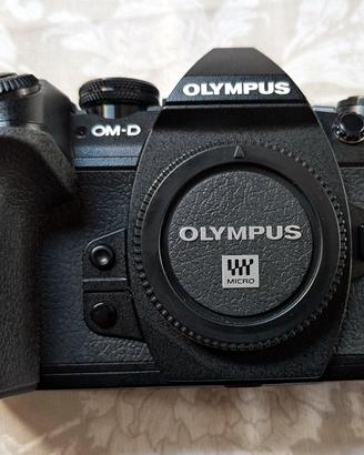 Fotocamera Olympus EM1 Mark II + Impugnatura agg.