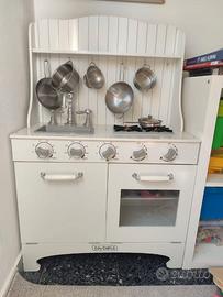Cucina giocattolo.