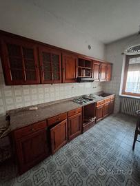 Cucina in legno e marmo