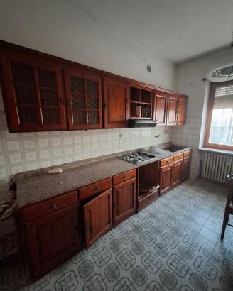 Cucina in legno e marmo